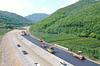 本桓高速公路十工區項目全面啟動瀝青路面施工，路橋附屬工程建筑勞務分包工作同步推進